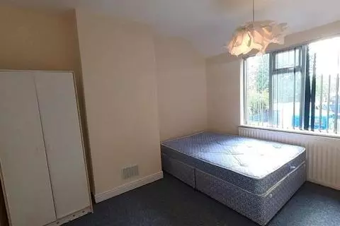 3 bedroom house to rent - View 5