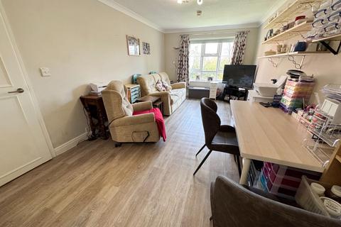 1 bedroom flat for sale, Woodlands, The Spinney, Moortown