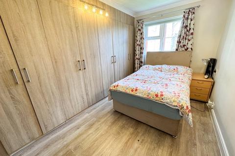 1 bedroom flat for sale, Woodlands, The Spinney, Moortown