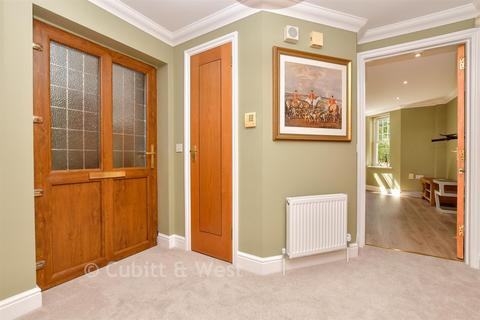 2 bedroom ground floor flat for sale, Hill Rise Court, Leatherhead KT22