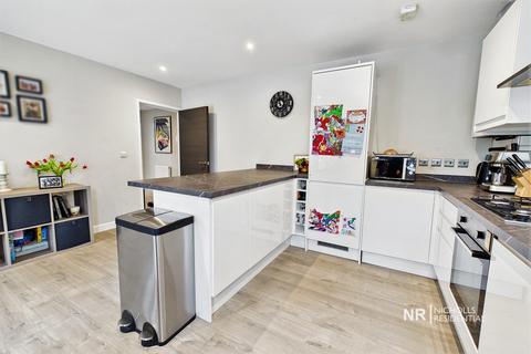 2 bedroom flat for sale, West Ewell KT19
