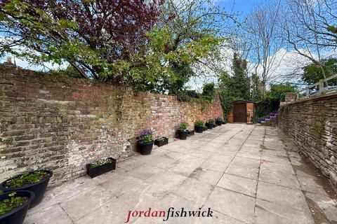 3 bedroom end of terrace house for sale, Jordangate, Macclesfield
