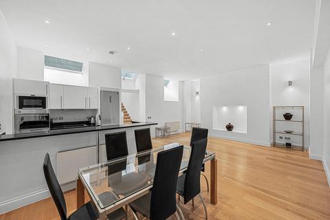 2 bedroom mews for sale, Lancaster Mews, London