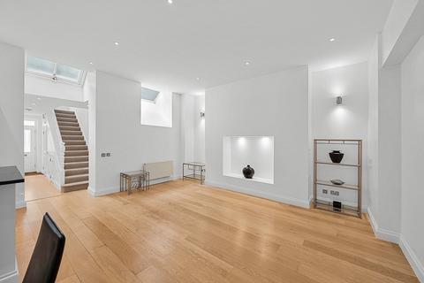 2 bedroom mews for sale, Lancaster Mews, London