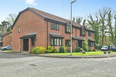1 bedroom maisonette for sale, St. Michaels Close, Fleet, Hampshire