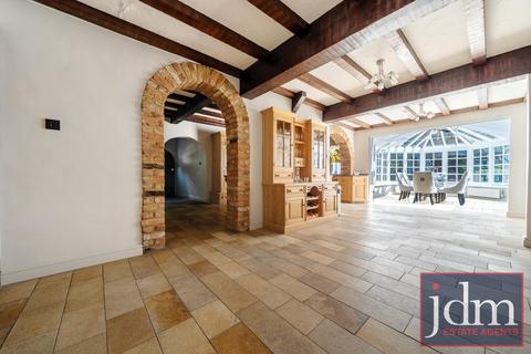 6 bedroom detached house to rent, Park Avenue, Farnborough Park, Orpington, BR6