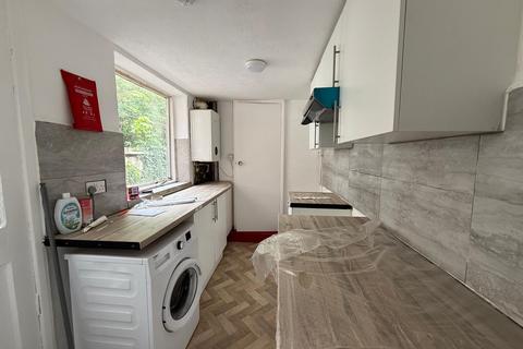 3 bedroom terraced house to rent, Hartley Road, Luton LU2