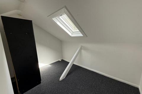 3 bedroom terraced house to rent, Hartley Road, Luton LU2