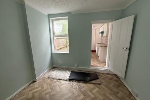 3 bedroom terraced house to rent, Hartley Road, Luton LU2