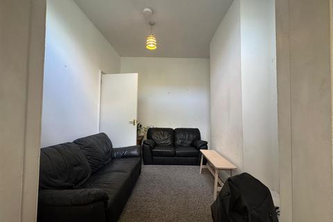 Studio to rent, Mayton Street, London