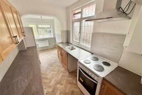 3 bedroom semi-detached house to rent, Farley Hill, Luton