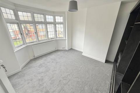 3 bedroom semi-detached house to rent, Farley Hill, Luton