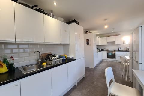 1 bedroom in a house share to rent, Golders Green Road, Golders Green, London, NW11