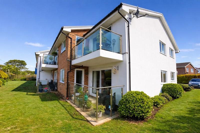 Barton Wood Road, Barton on Sea... 3 bed flat for sale - £399,950