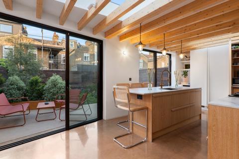 3 bedroom semi-detached house for sale, Wellesley Road, London, E17