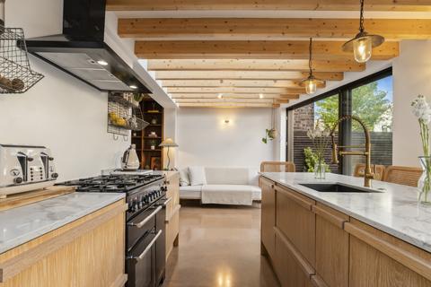 3 bedroom semi-detached house for sale, Wellesley Road, London, E17