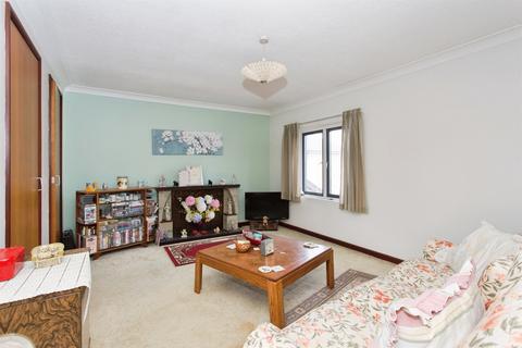 2 bedroom flat for sale, Budleigh Close, Cambridge