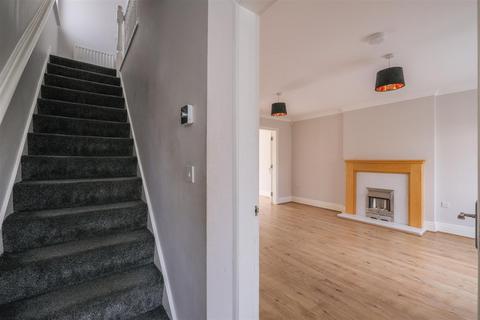 3 bedroom townhouse for sale, Larkfield Court, Brighouse
