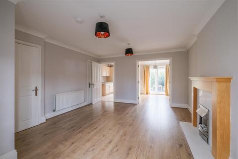 3 bedroom townhouse for sale, Larkfield Court, Brighouse