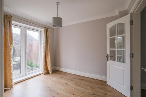 3 bedroom townhouse for sale, Larkfield Court, Brighouse