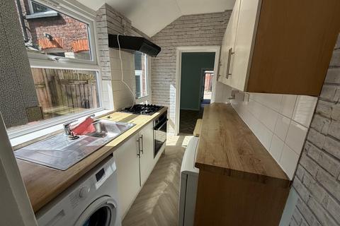 3 bedroom terraced house to rent, Hartley Road, Luton LU2