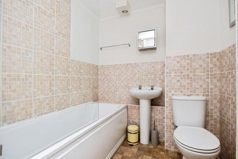 2 bedroom flat for sale, Ferndown Close, Guildford, Surrey, GU1