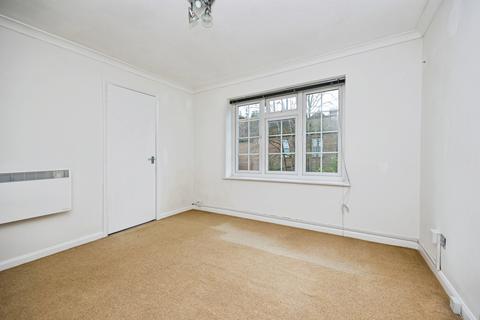 2 bedroom flat for sale, Ferndown Close, Guildford, Surrey, GU1