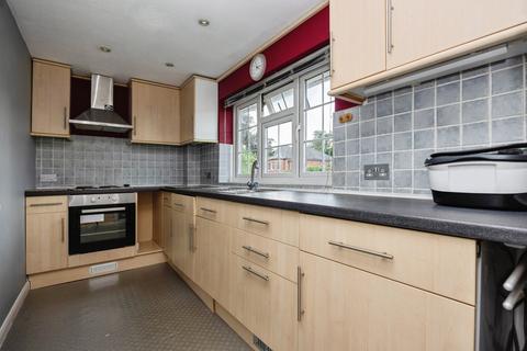2 bedroom flat for sale, Ferndown Close, Guildford, Surrey, GU1