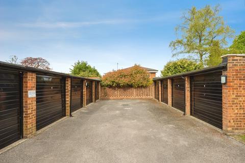 2 bedroom flat for sale, Ferndown Close, Guildford, Surrey, GU1