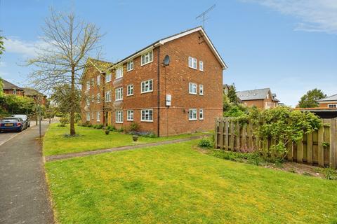 2 bedroom flat for sale, Ferndown Close, Guildford, Surrey, GU1