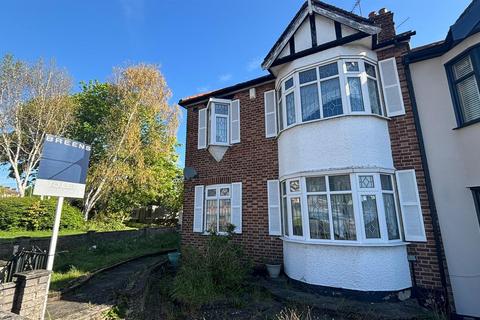 4 bedroom end of terrace house to rent, Coolgardie Avenue, Highams Park