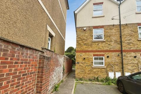 3 bedroom townhouse to rent, Uxbridge Road, Slough, Berkshire, SL1