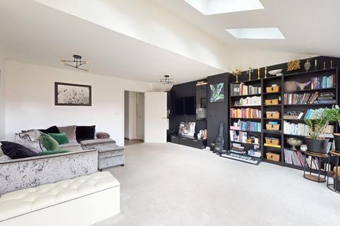 4 bedroom link detached house for sale, Marlowe Close, Northfleet, Gravesend, DA11