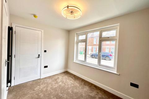 6 bedroom semi-detached house to rent, Gladstone Road, Folkestone CT19