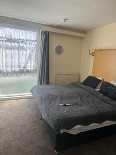 Studio to rent, Great West Road, Isleworth TW7