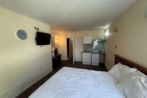 Studio to rent, Great West Road, Isleworth TW7