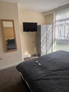 Studio to rent, Great West Road, Isleworth TW7
