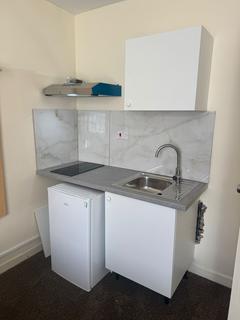 Studio to rent, Great West Road, Isleworth TW7
