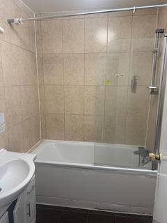 Studio to rent, Great West Road, Isleworth TW7