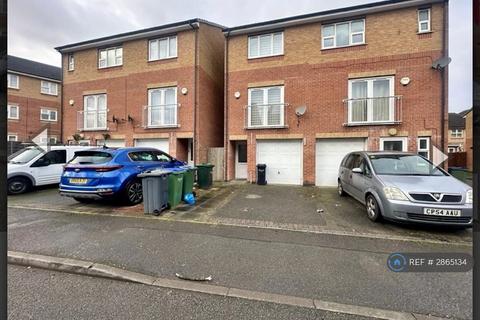 3 bedroom semi-detached house to rent, Farm End Close, West Bromwich, B71