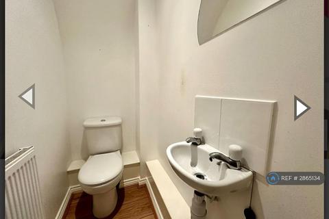 3 bedroom semi-detached house to rent, Farm End Close, West Bromwich, B71