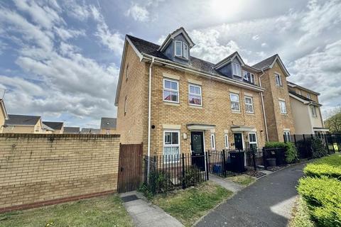 3 bedroom townhouse for sale, Morgan Close, Luton