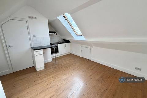 Studio to rent, Newington Green, London, N16