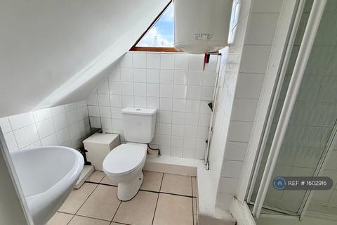 Studio to rent, Newington Green, London, N16