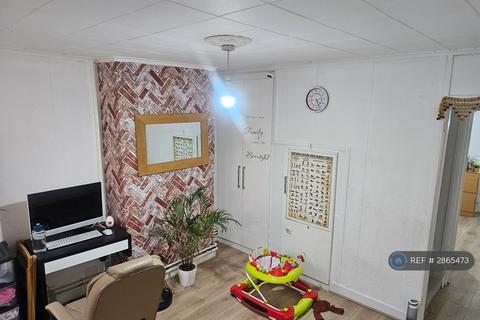 2 bedroom terraced house to rent, The Avenue, Egham, TW20