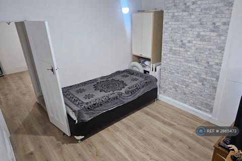 2 bedroom terraced house to rent, The Avenue, Egham, TW20