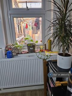 2 bedroom terraced house to rent, The Avenue, Egham, TW20