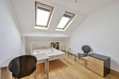 Studio to rent, Durnsford Road, London