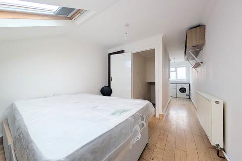 Studio to rent, Durnsford Road, London