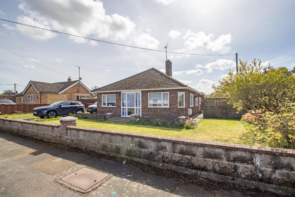 Centre Crescent, Dersingham 3 bed detached bungalow for sale - £335,000